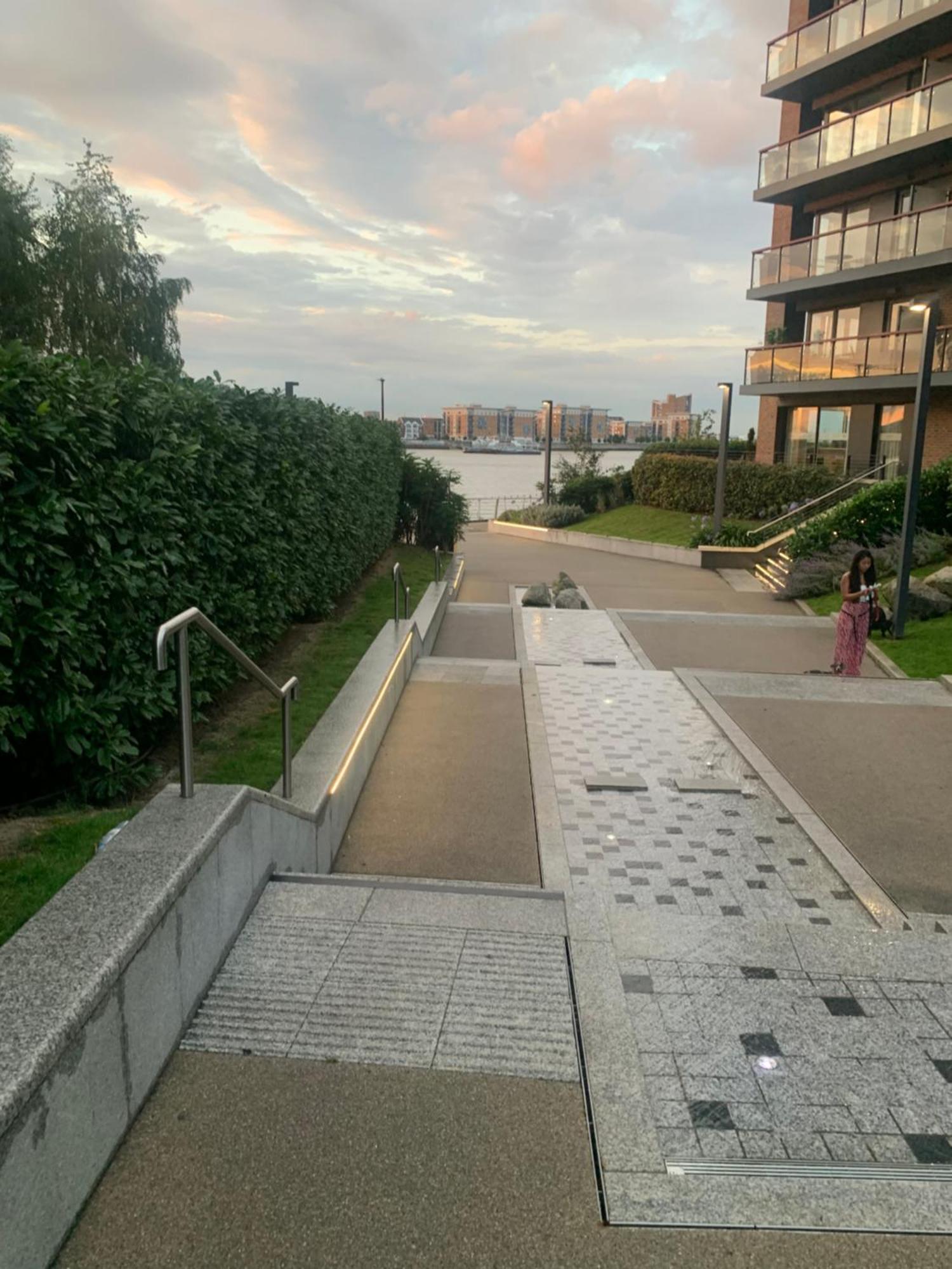 Luxury Riverside Apt With Easy Access To Central London, O2, Excel Centre And Parking Exterior foto